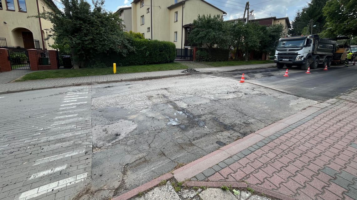 Zostawili sześć metrów dziurawej ulicy. Mieszkańcy Rudnickiej oburzeni Zostawili sześć metrów dziurawej ulicy. Mieszkańcy Rudnickiej oburzeni