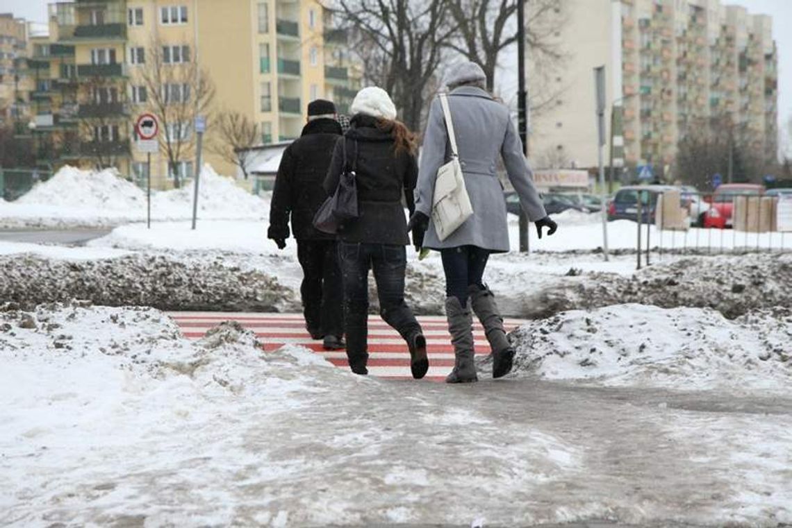 Żrąca sól na chodnikach szkodzi. Ale nie rezygnują z niej, by nie musieć machać łopatą