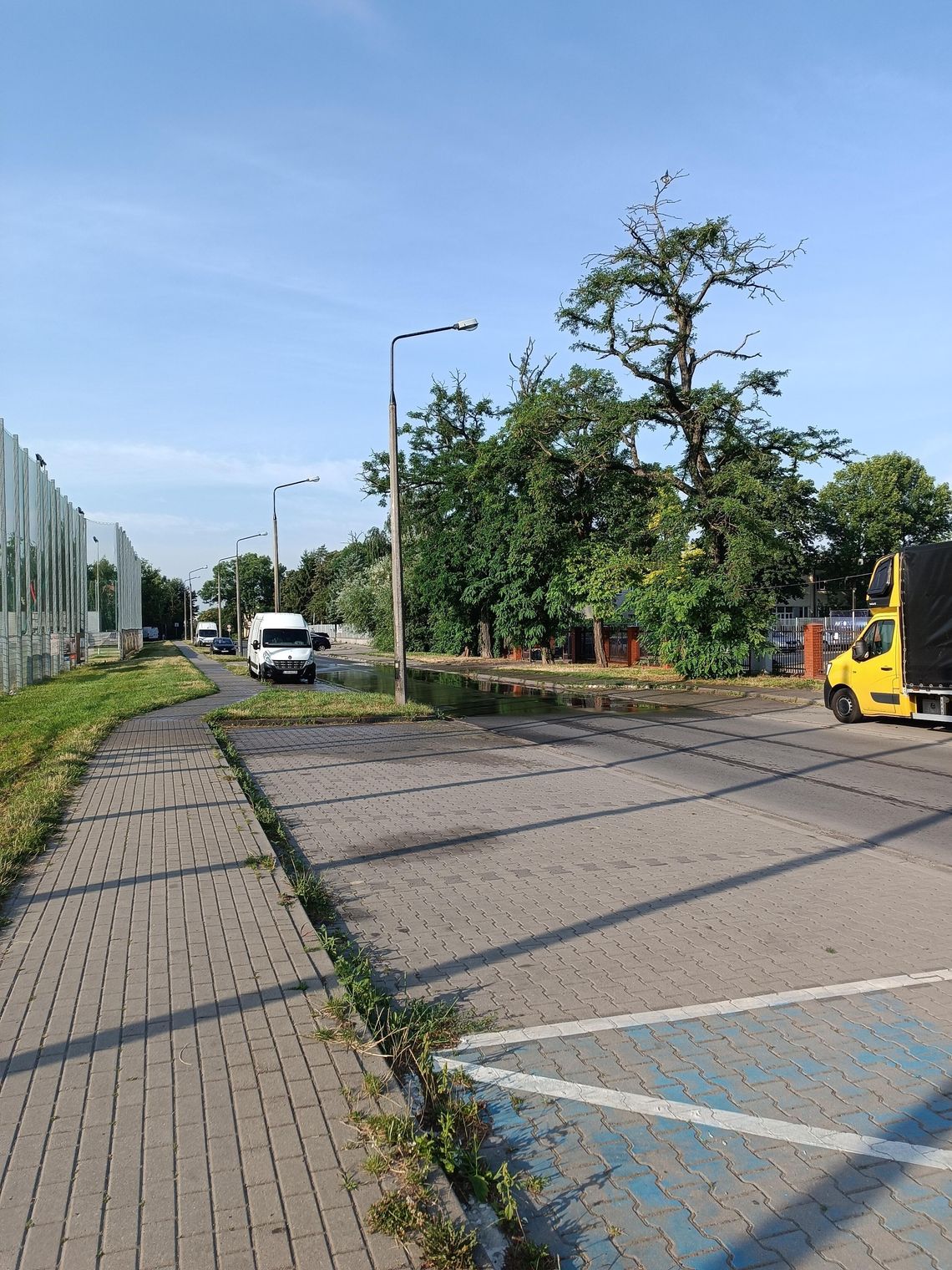Zraszacze przy boisku rugby zalewają ulicę Bazylianówka. Klub zapowiada korektę ustawień Zraszacze przy boisku rugby zalewają ulicę Bazylianówka. Klub zapowiada korektę ustawień