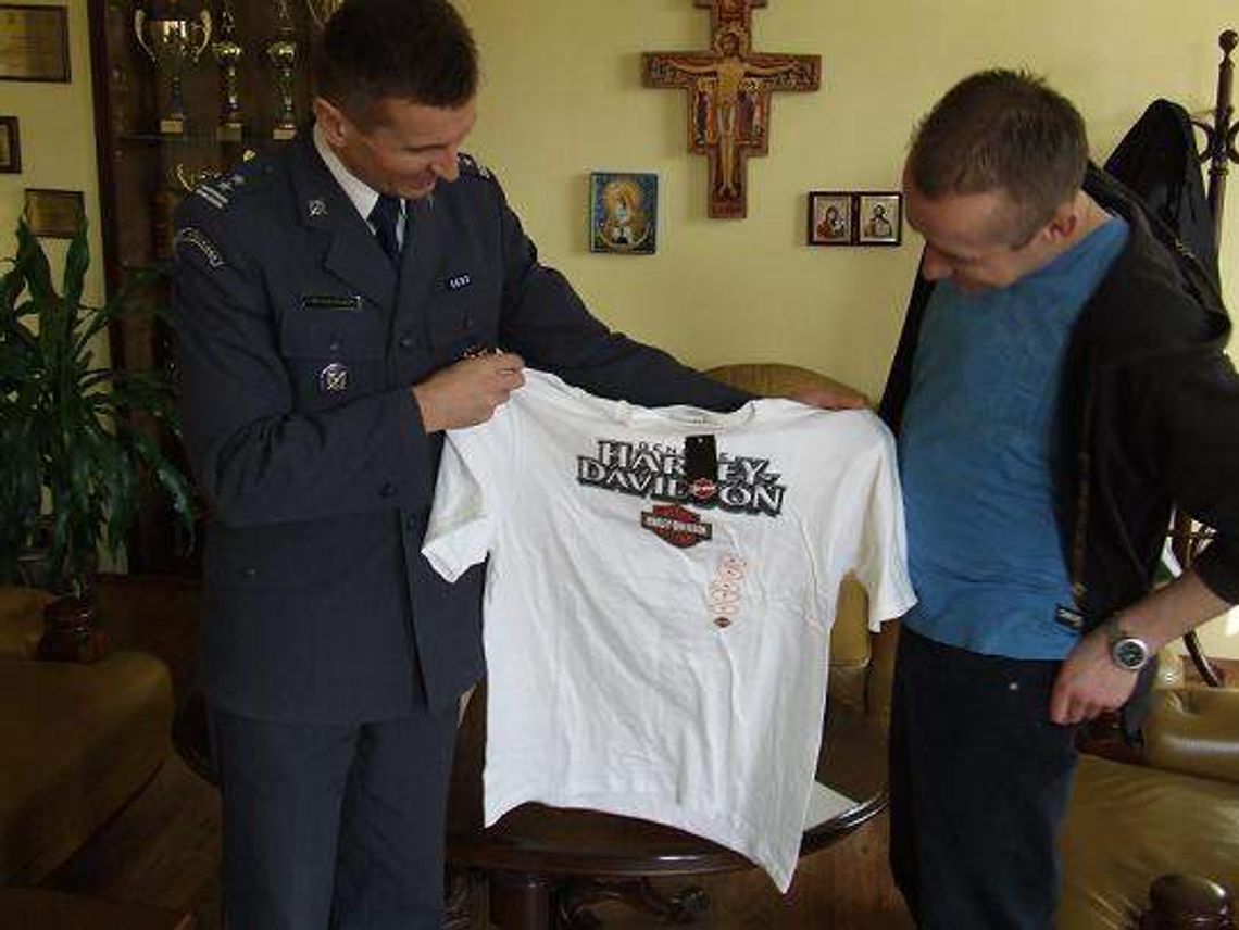 Zrobił harleya z papieru, odbiera gratulacje