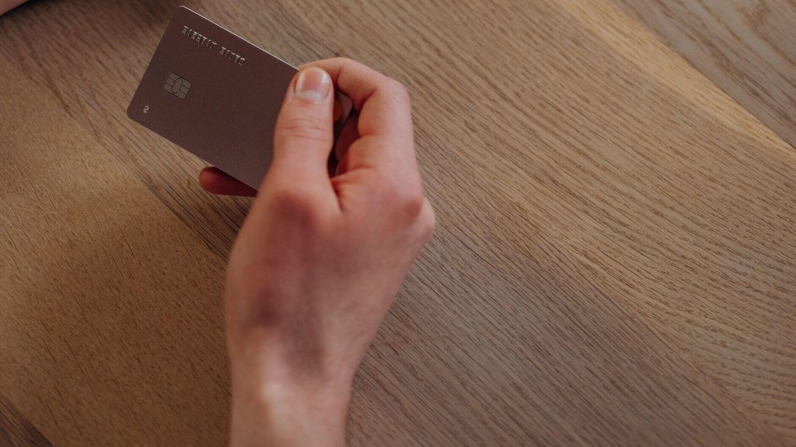 Zrobiła zakupy na tysiąc złotych. Problem w tym, że cudzą kartą