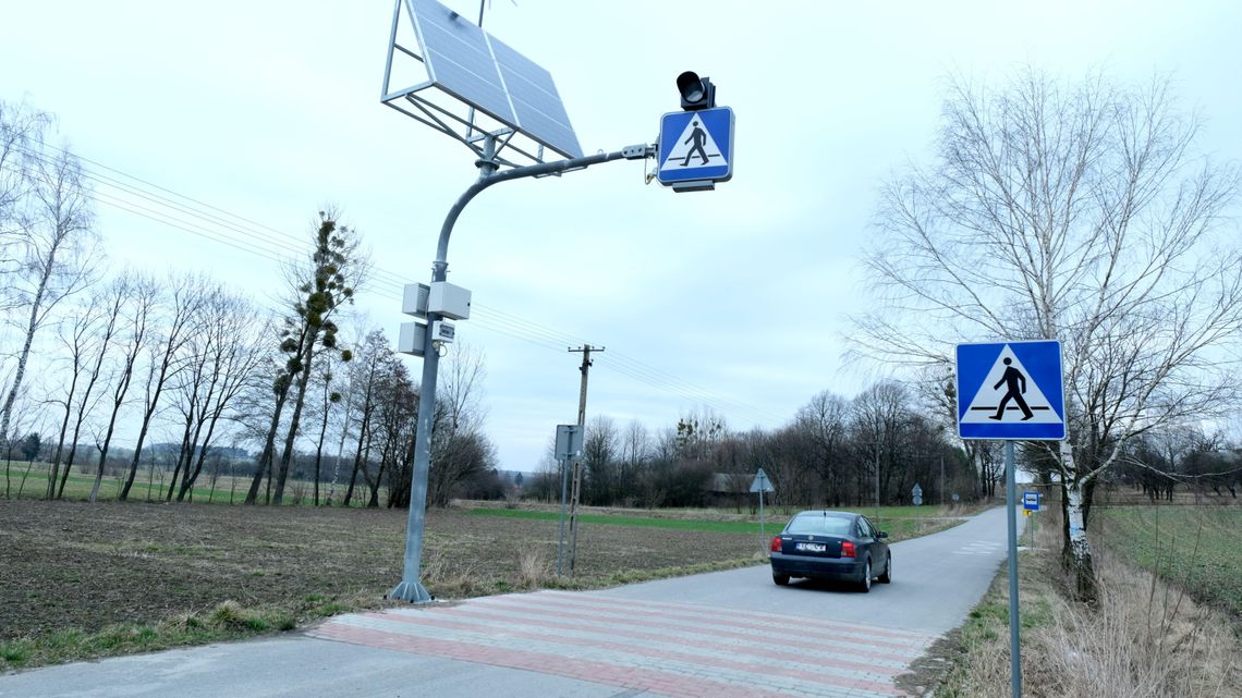 Zrobili na pustkowiu nowoczesne przejście i przystanki. Chodników i komunikacji brak [wideo]