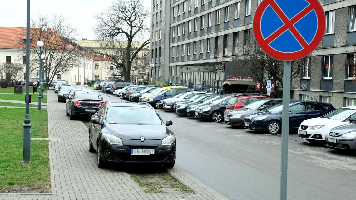 Zrobili sobie parking na alejce dla pieszych. Straż Miejska nie może interweniować