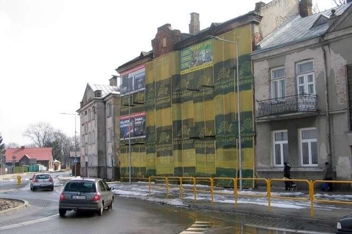Zrujnowana kamienica straszy w mieście. Problem schowany pod reklamami
