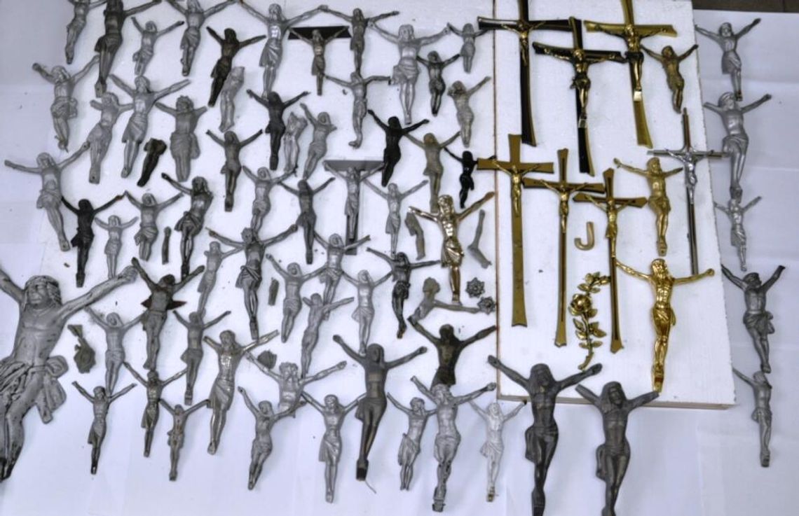 Zrywali krzyże z nagrobków, wpadli na gorącym uczynku