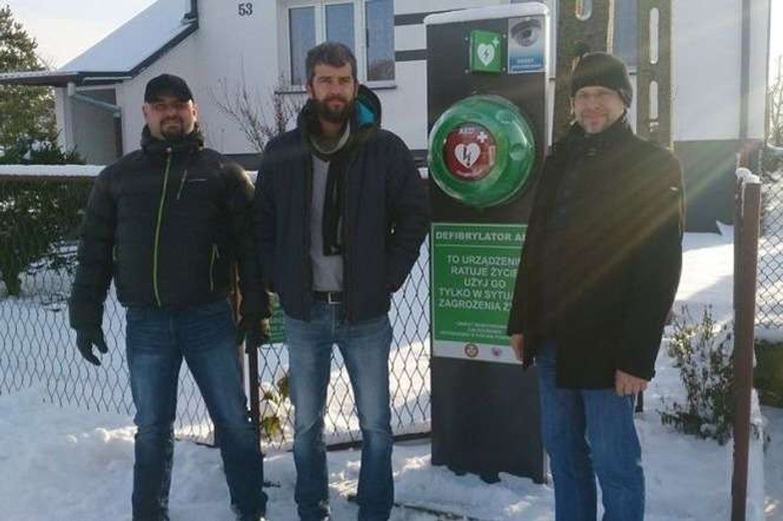 Zrzucili się na defibrylator. Automat stanął w środku wsi Zrzucili się na defibrylator. Automat stanął w środku wsi