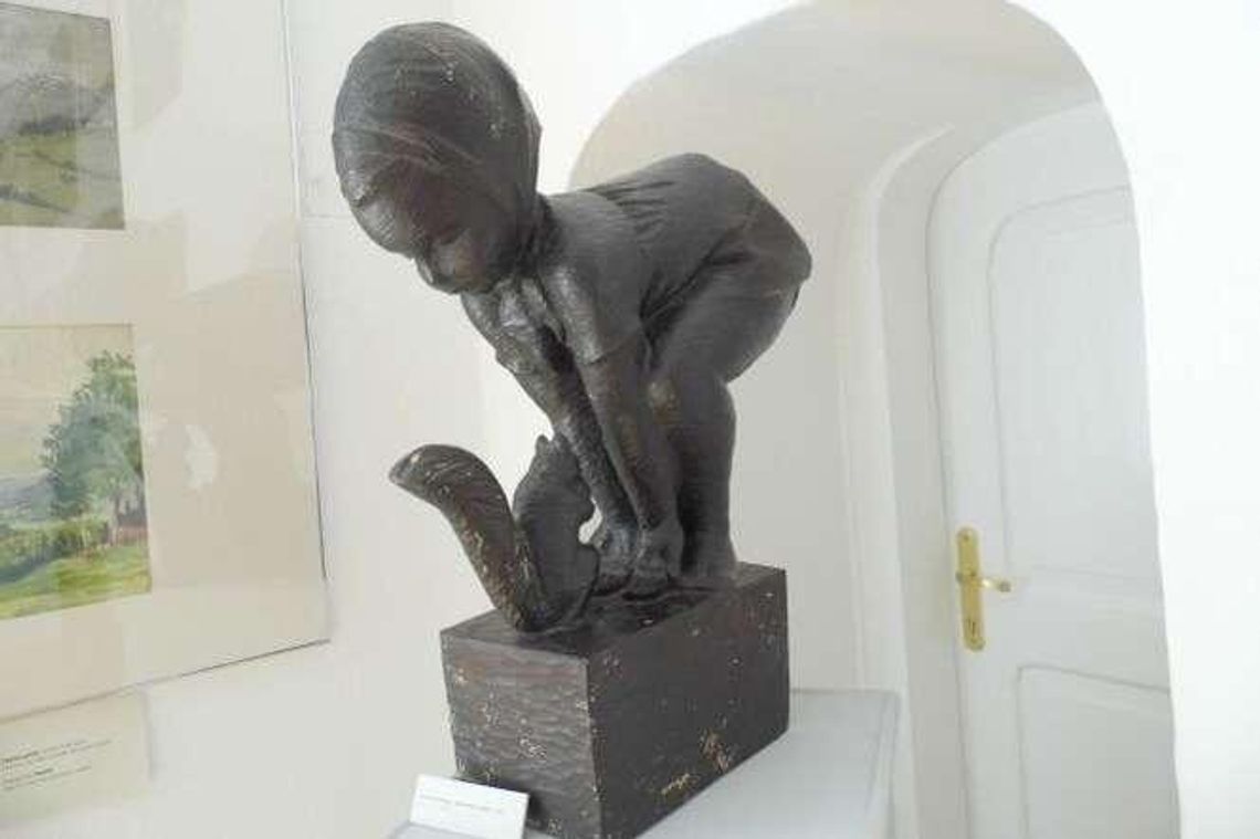 Żubr i wiewiórka obok kaczora. Wystawa w Kozłówce