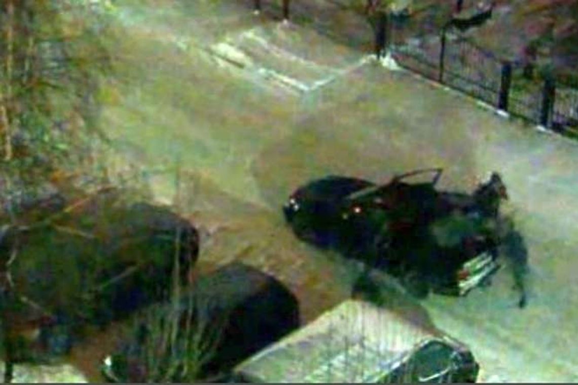 Zuchwała kradzież na parkingu, złodziei nagrała kamera