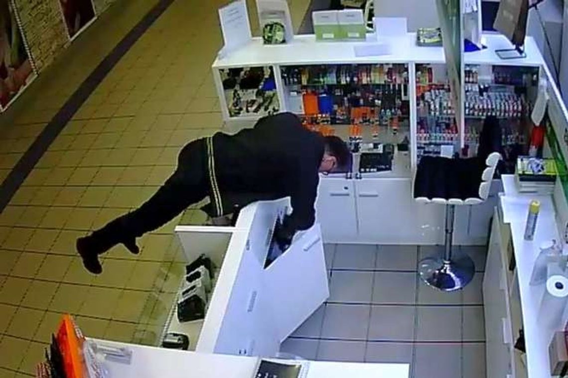 Zuchwała kradzież w Leclercu w Lublinie. Kto rozpoznaje złodzieja?