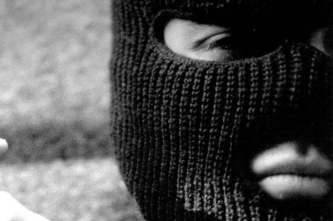 Zuchwali bandyci wbiegali w kominiarkach do domów i napadali mieszkańców