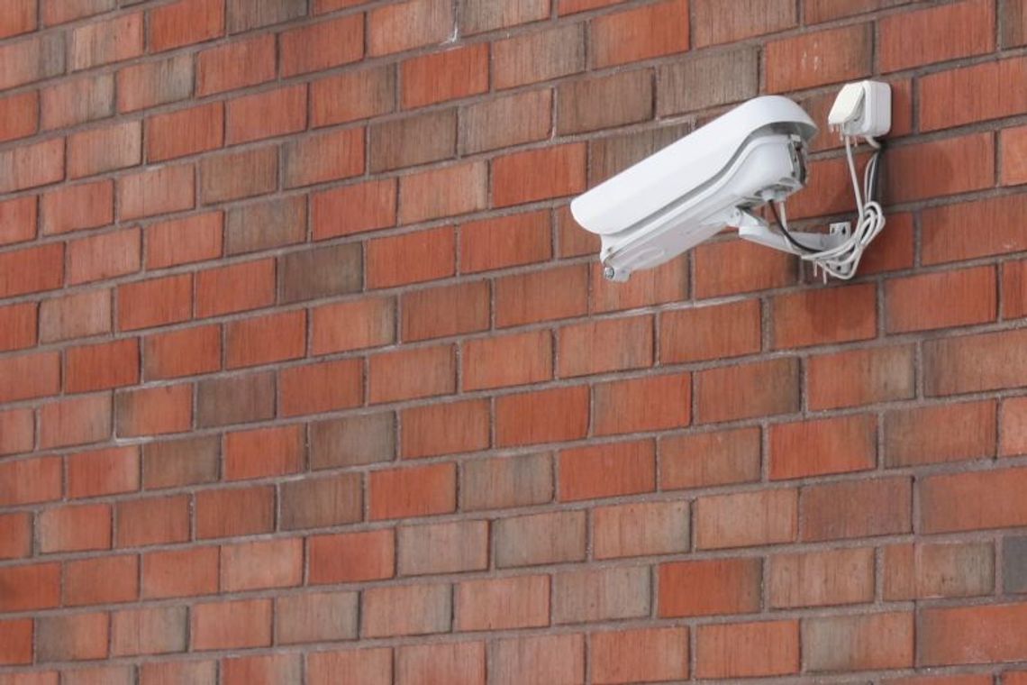 Zuchwały złodziej okradł szkołę i mieszkania. Wpadł dzięki kamerom