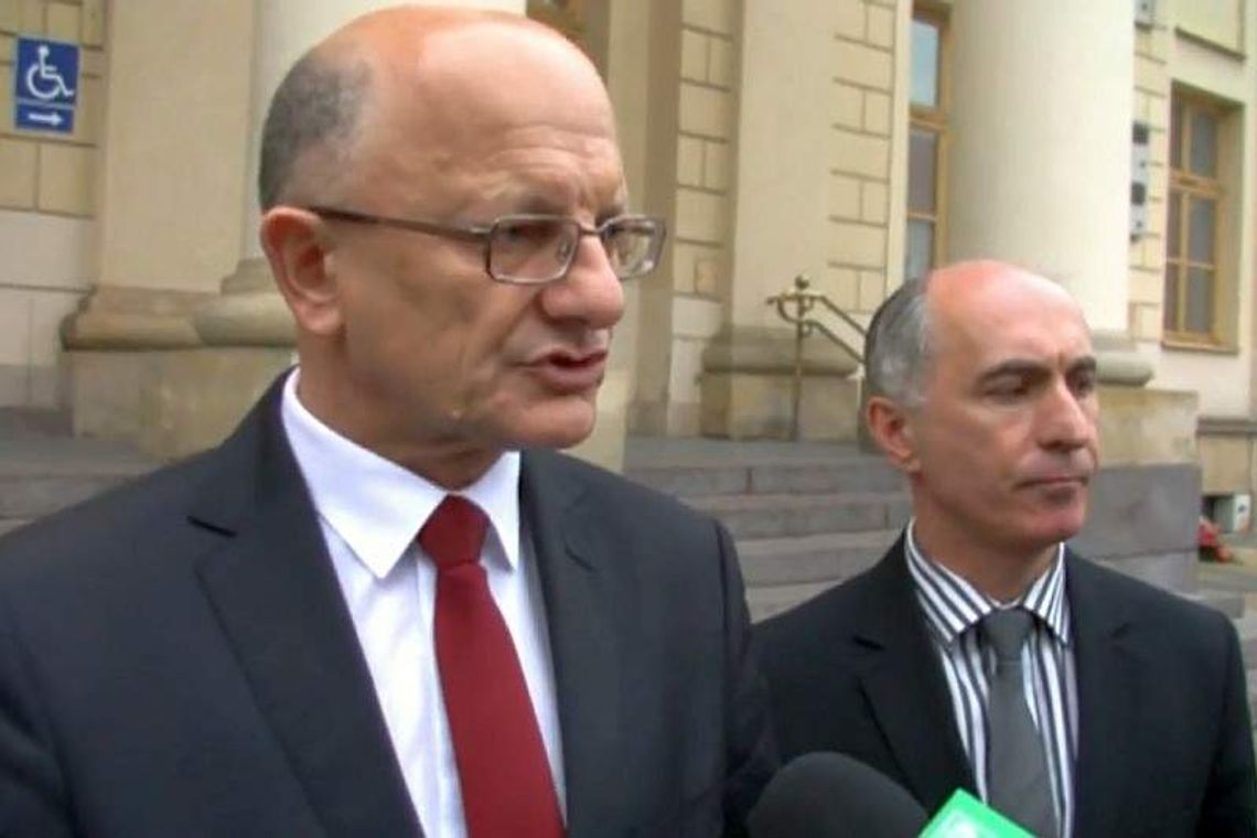 Żuk złożył pozew przeciw PiS za prywatyzację. W czwartek kolejny - za biurowiec Żuk złożył pozew przeciw PiS za prywatyzację. W czwartek kolejny - za biurowiec