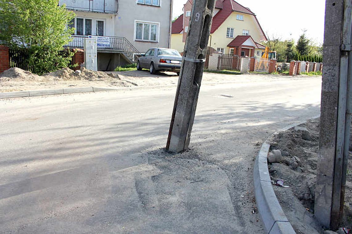 Żurawia w Białej Podlaskiej: Słup stoi na drodze