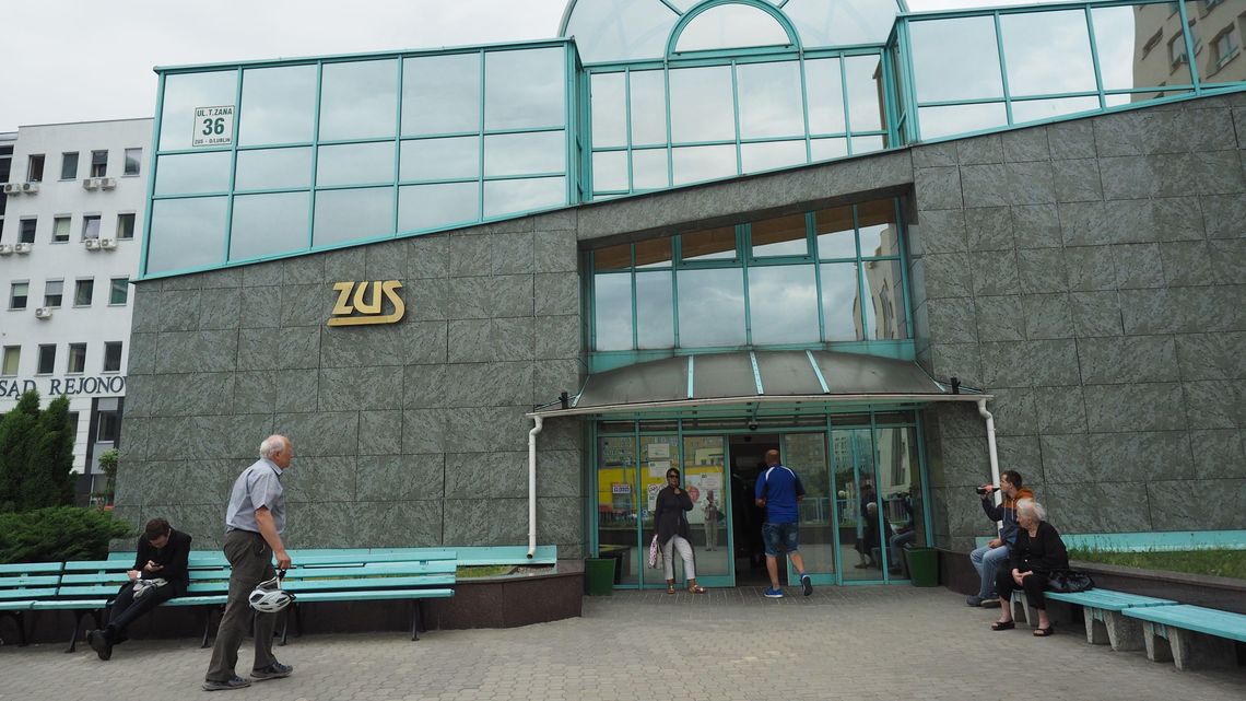 ZUS nagrodami dla pracowników przebił marszałka