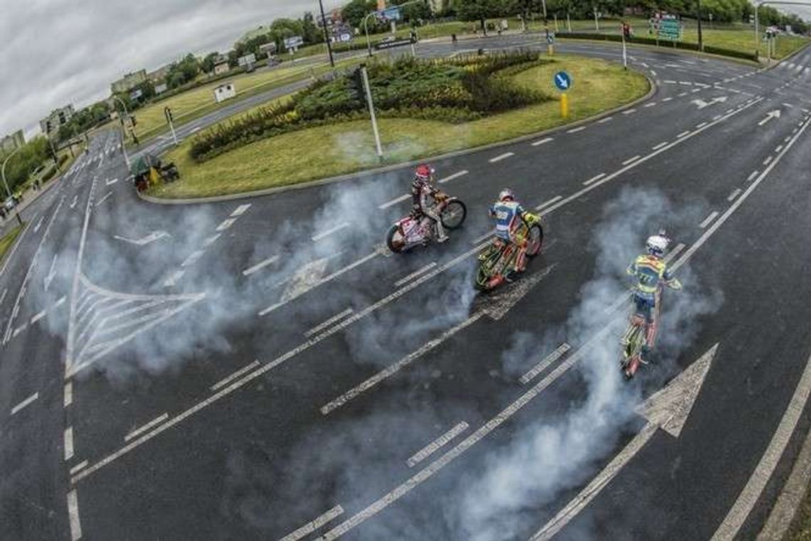 Żużlowcy ścigali się na rondzie na Czechowie. Film już gotowy
