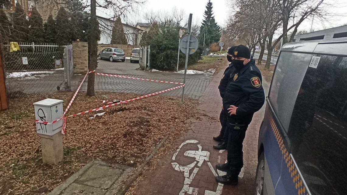 Zużyte strzykawki i igły. Wyrzucone odpady medyczne zabezpieczają strażnicy miejscy