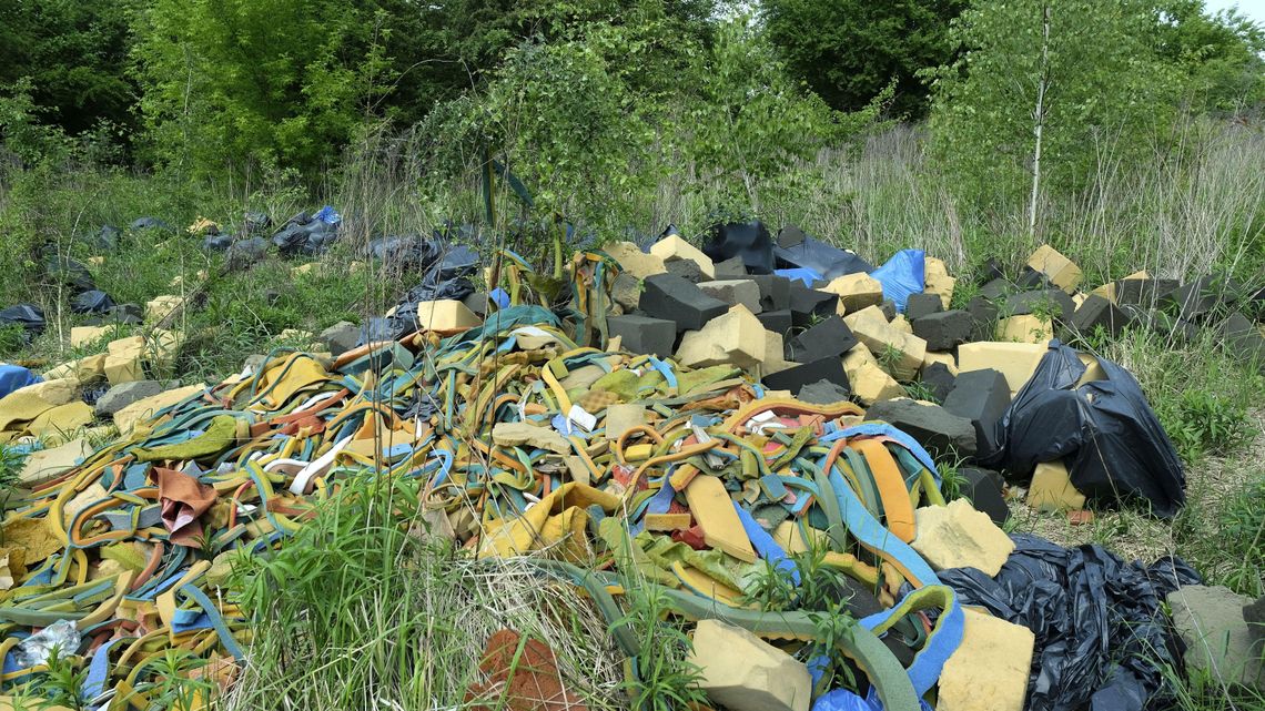 Zwały ścinków z gąbki na działce w Lublinie. Mandat nie pomógł Zwały ścinków z gąbki na działce w Lublinie. Mandat nie pomógł