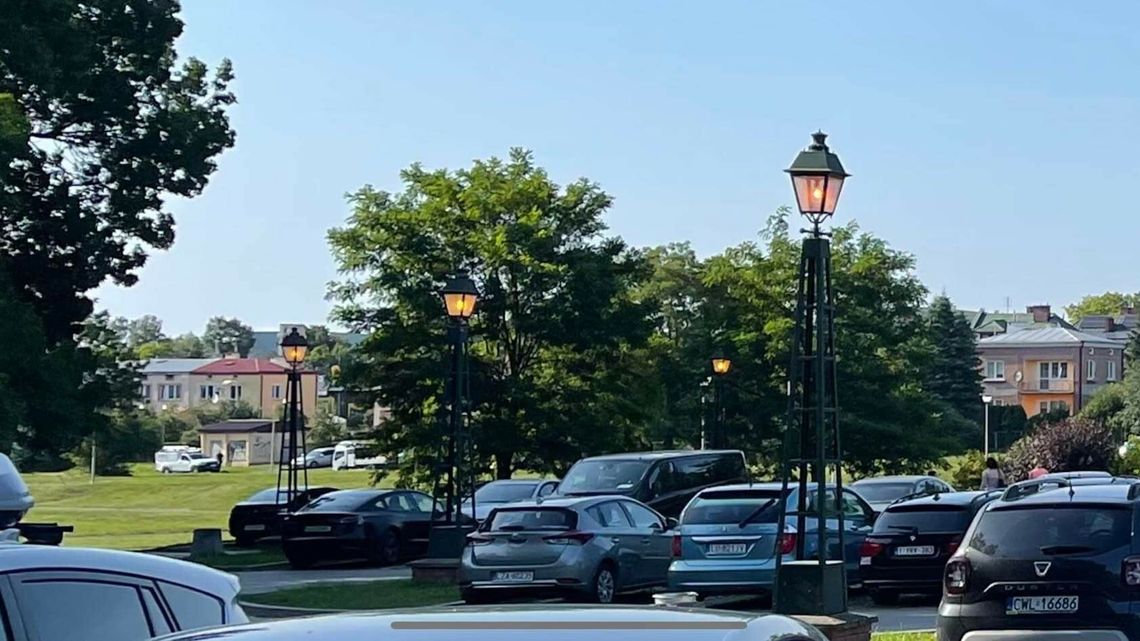 Zwariowane latarnie w Zamościu. Robią co chcą i nie ma nie rady