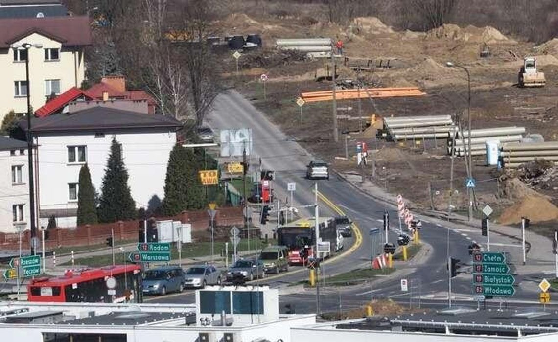 Zwężona al. Solidarności, zamknięta Ducha. Duże utrudnienia na przebudowywanym skrzyżowaniu