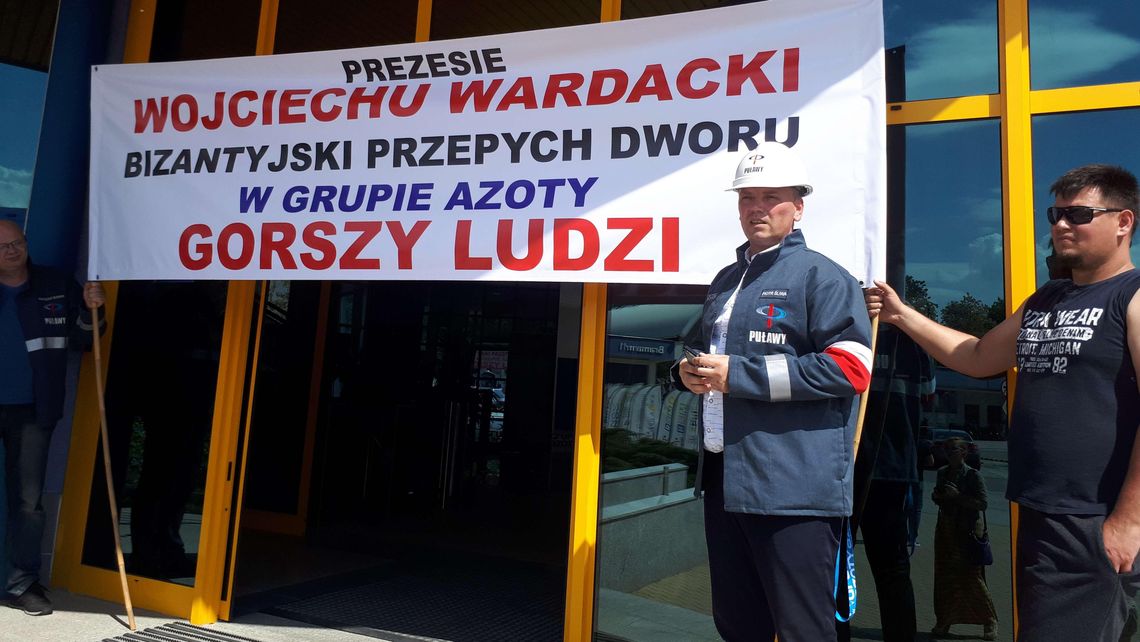 Związkowcy o „bizantyjskim przepychu” w Azotach. Przynieśli transparent pod siedzibę spółki