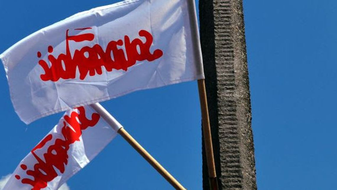 Związkowcy w Nałęczowie wywiesili flagi.  Są gotowi do strajku