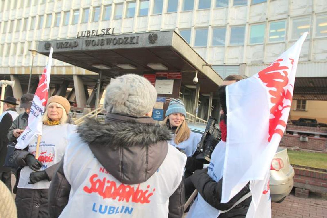 Związkowcy wrócili do marszałka. Znowu pikietowali Związkowcy wrócili do marszałka. Znowu pikietowali