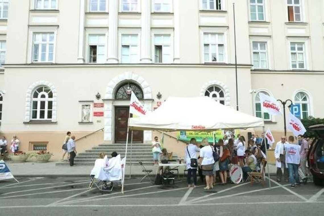Związkowcy z COZL nadal protestują. "Rozmowy nie przyniosły rezultatów"