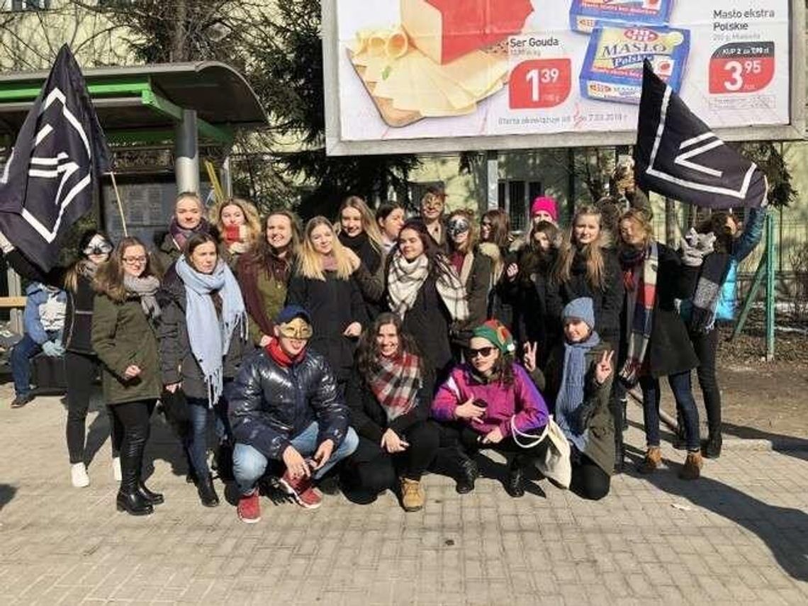 „Zwierciadła Zamoy 2018”. Zapraszali paradą i śpiewem na festiwal [zdjęcia]