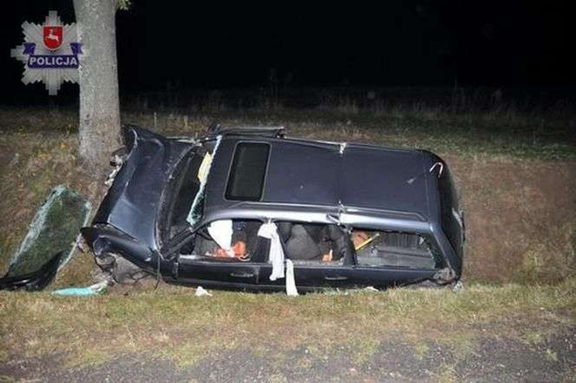 Zwierzę wbiegło na ulicę, auto uderzyło w drzewo. Trzy kobiety poważnie ranne