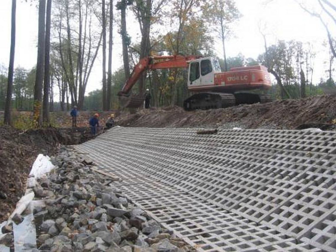 \"Zwierzyńczyk\" z alejkami i Internetem