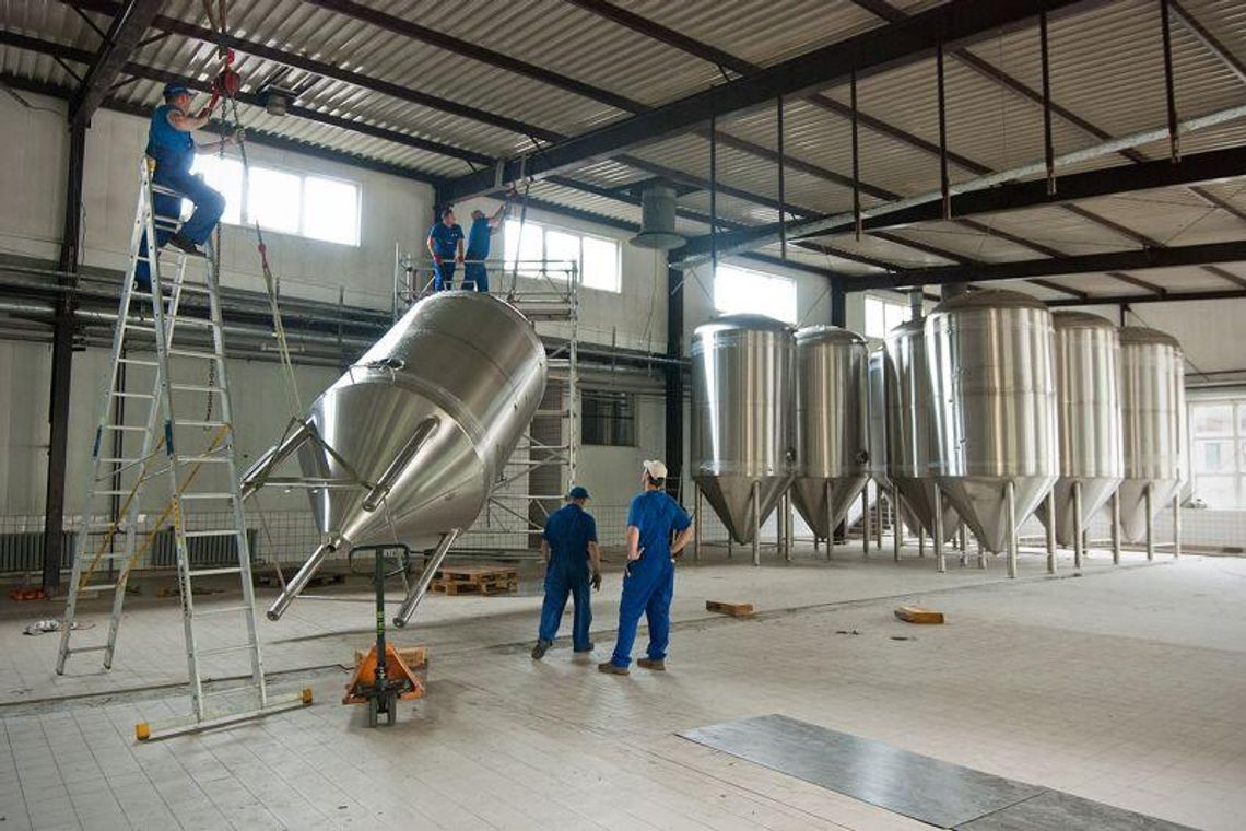 Zwierzyniec: Instalują maszyny w browarze (zdjęcia, wideo)