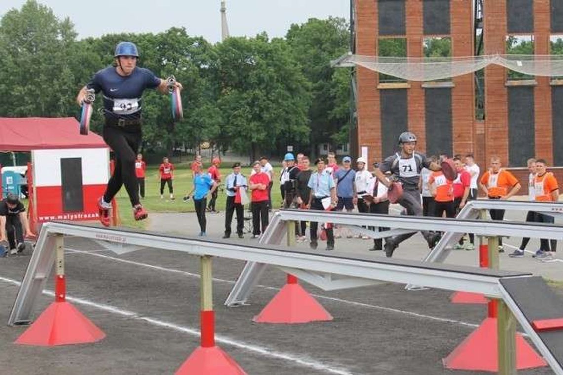 Zwinni i szybcy jak strażacy. Zawody w Puławach (zdjęcia)