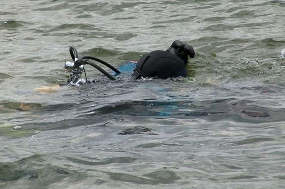 Zwłoki młodej kobiety wyłowione z zalewu. Ciało zauważyli wędkarze Zwłoki młodej kobiety wyłowione z zalewu. Ciało zauważyli wędkarze