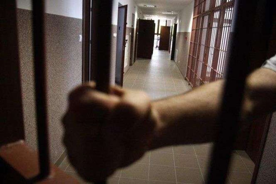 Zwłoki we wraku samochodu. Bezdomni oskarżeni o śmiertelne pobicie