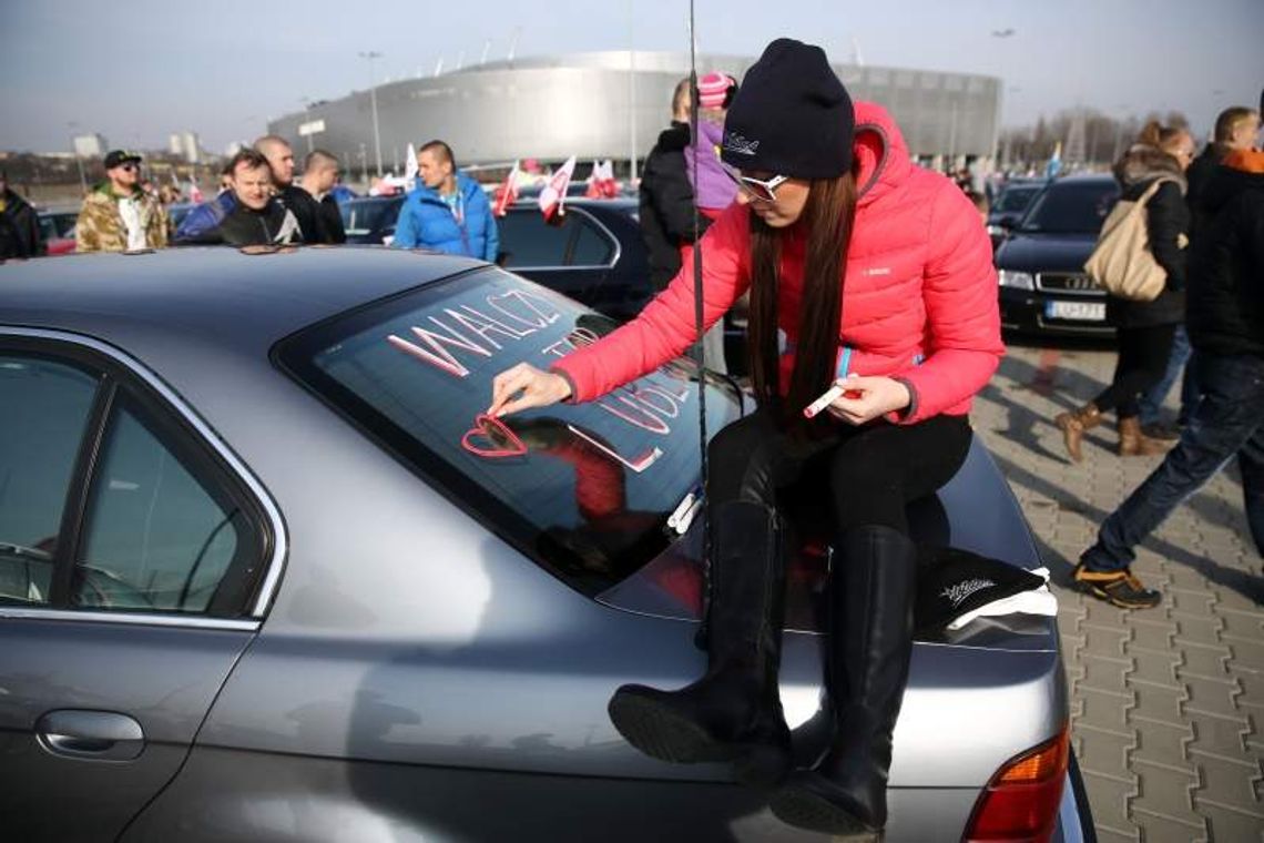 Zwolennicy budowy toru znowu protestowali. Przyjechało kilkaset osób Zwolennicy budowy toru znowu protestowali. Przyjechało kilkaset osób
