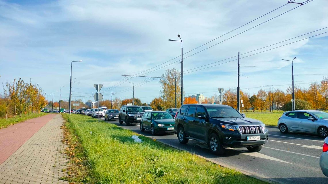 Zwolnij przy cmentarzach! Drogowcy już ustawili znaki ostrzegawcze