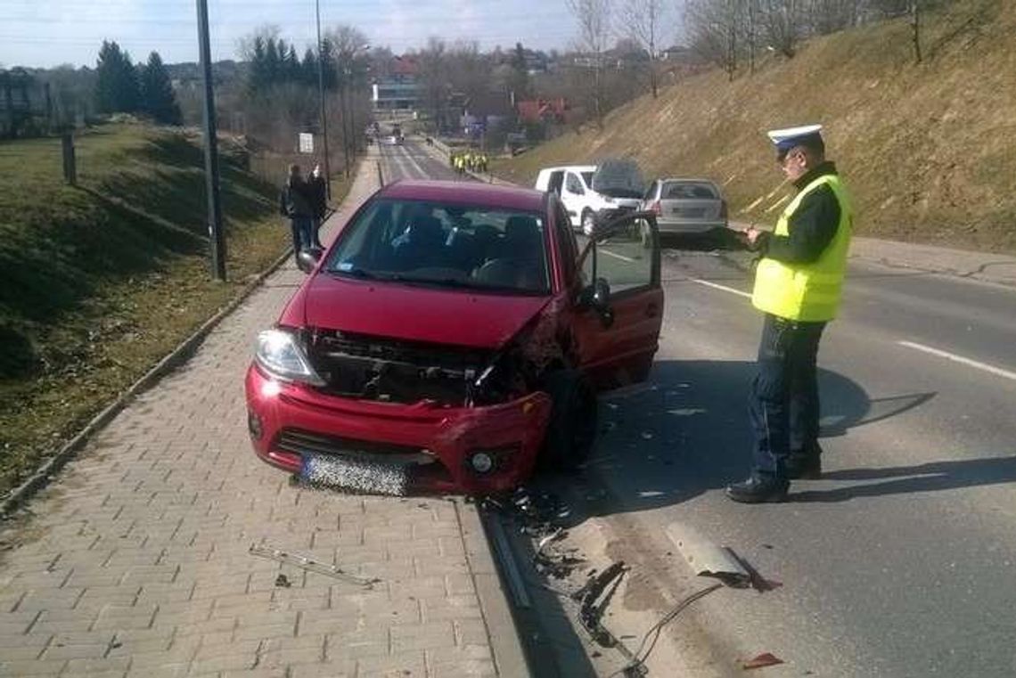Zwolnił, bo sprzątali drogę, wjechał w niego mercedes. Wypadek na ul. Wojciechowskiej