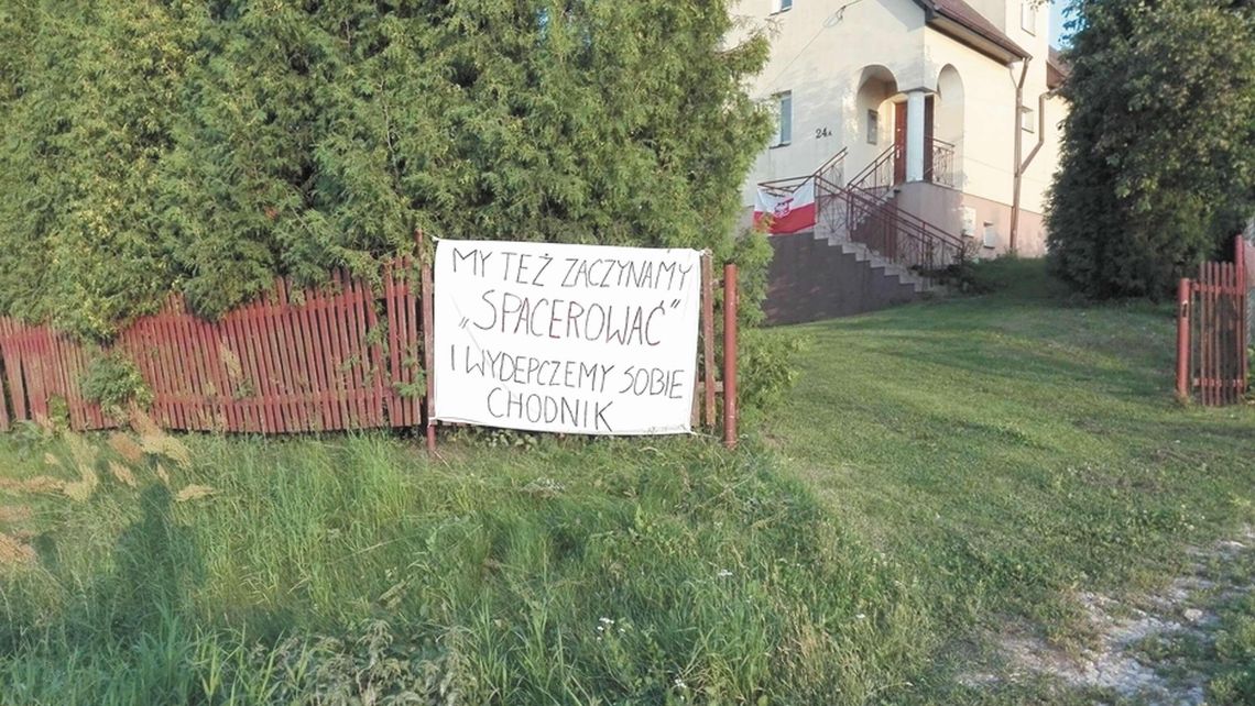 Zwycięstwo w walce o drogę. Mieszkańcy dopięli swego, od roku wieszali transparenty Zwycięstwo w walce o drogę. Mieszkańcy dopięli swego, od roku wieszali transparenty