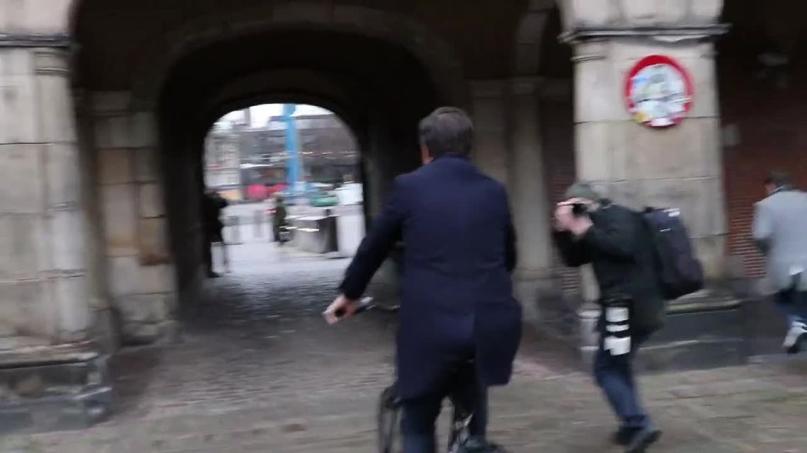 "Życie 26 tysięcy rodzin zostało zniszczone". Dymisja rządu po skandalu z zasiłkami "Życie 26 tysięcy rodzin zostało zniszczone". Dymisja rządu po skandalu z zasiłkami