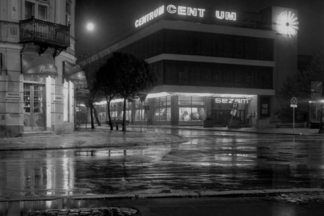 Życie nocne PRL-u. Jak i gdzie się bawiono? Dancingi, striptiz i meliny (zdjęcia)