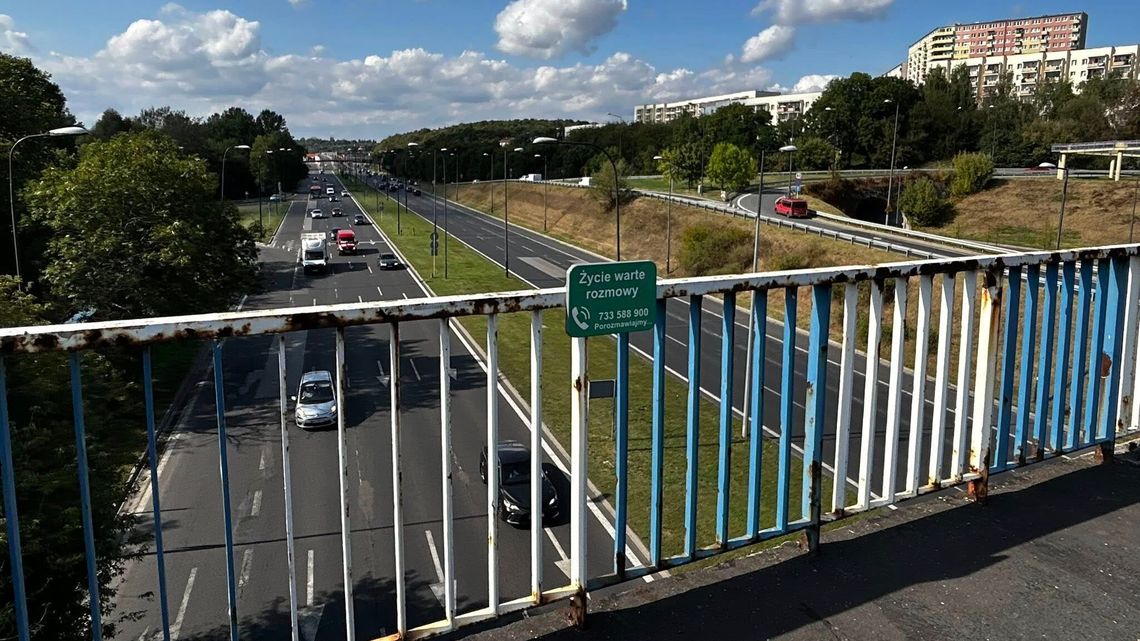 "Życie warte rozmowy". Nietypowe tabliczki na lubelskich wiaduktach "Życie warte rozmowy". Nietypowe tabliczki na lubelskich wiaduktach