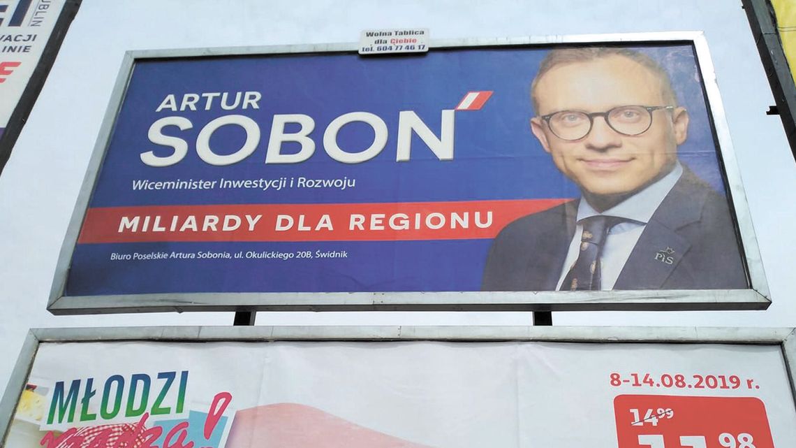 Życzą udanych wakacji, pozują na żużlu. Tak politycy chcą się przypodobać wyborcom