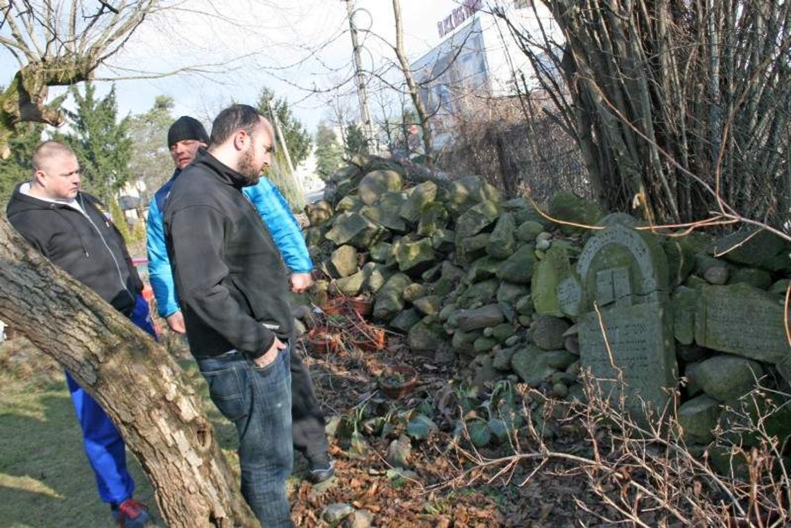 Żydowskie nagrobki w ogródku w Puławach