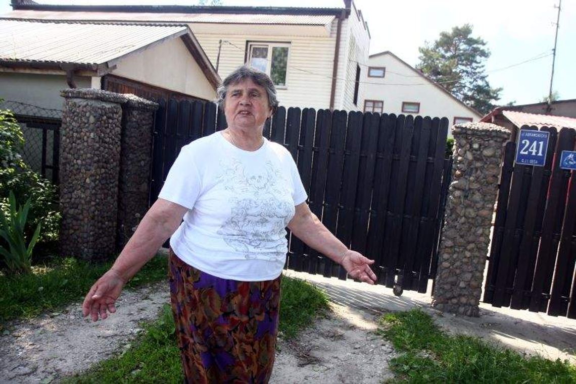 Żyją między miastem a wsią i mają problem. Przesunąć tablicę? "Nie można"