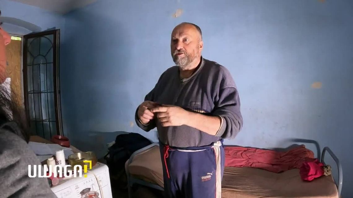 Żyje bez prądu i z dyktą w oknach, nie może wyjść z domu