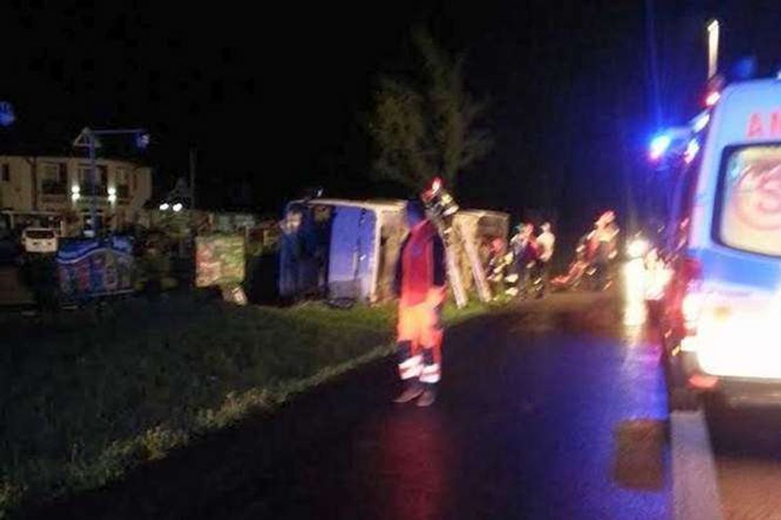 Żyrzyn: Autobus wpadł do rowu. Jedna osoba w szpitalu