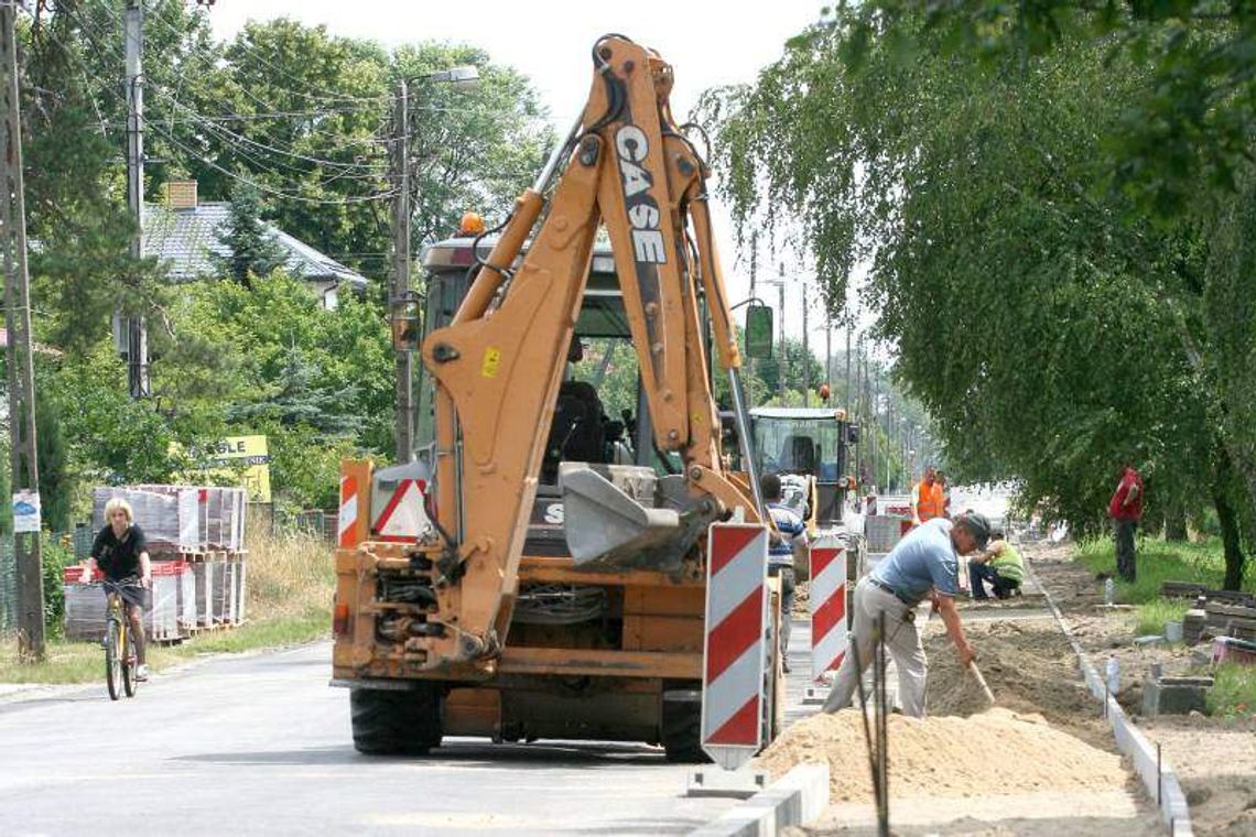 Żyrzyn. Chodnikiem wzdłuż parku