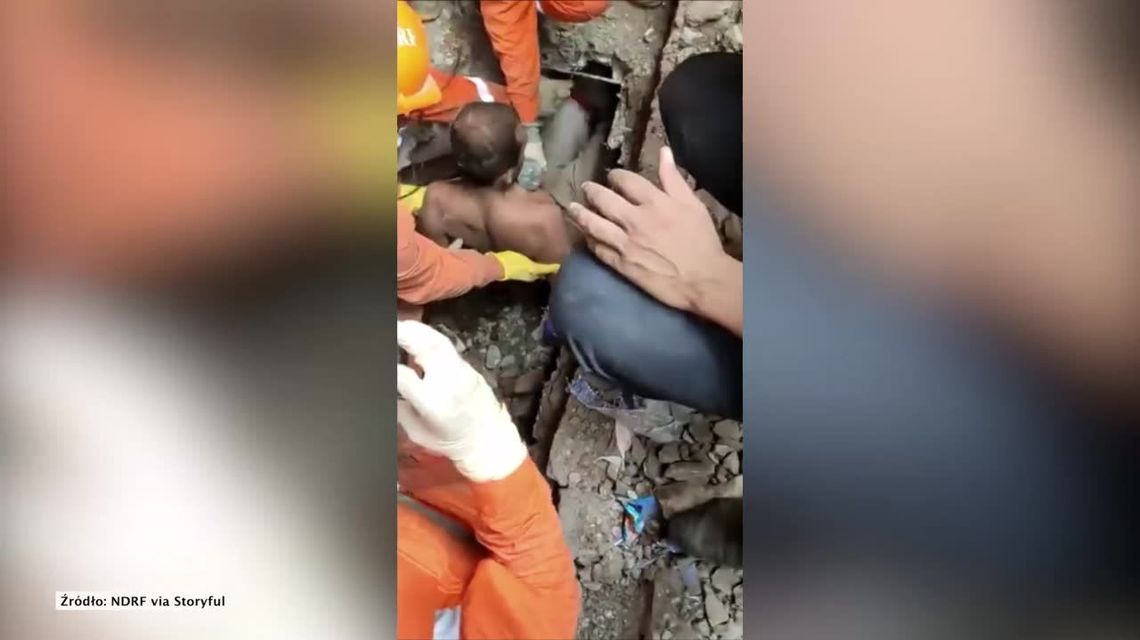 Żywi wyciągnięci ze zwalonego budynku w Indiach. Co najmniej 10 osób zginęło