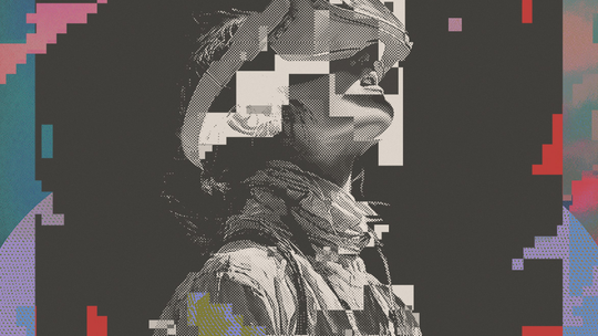 Artystyczny portret kobiety z kotem w stylu glitch art, z geometrycznymi zakłóceniami i kolorowymi pikselami
