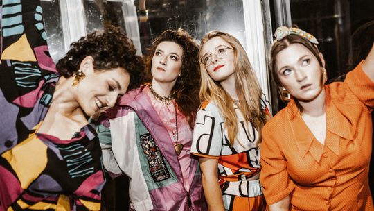 Cztery artystki podczas sesji zdjęciowej.